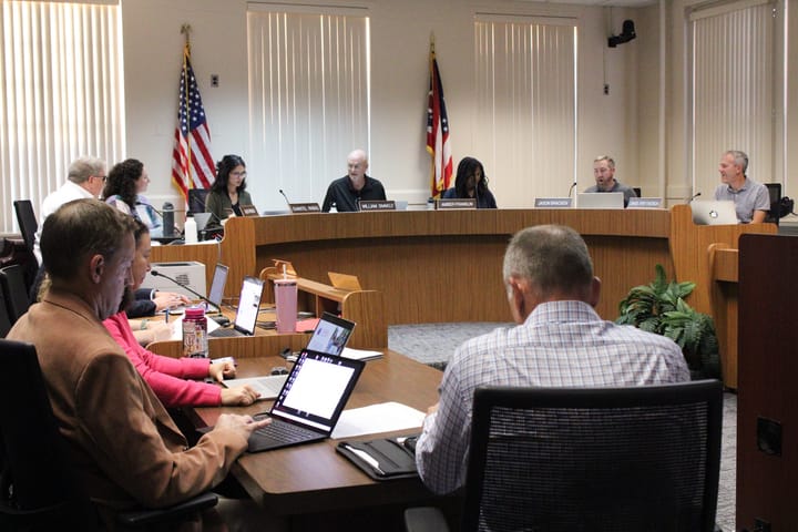 City Council hears 5 ordinances;  discusses Amtrak project